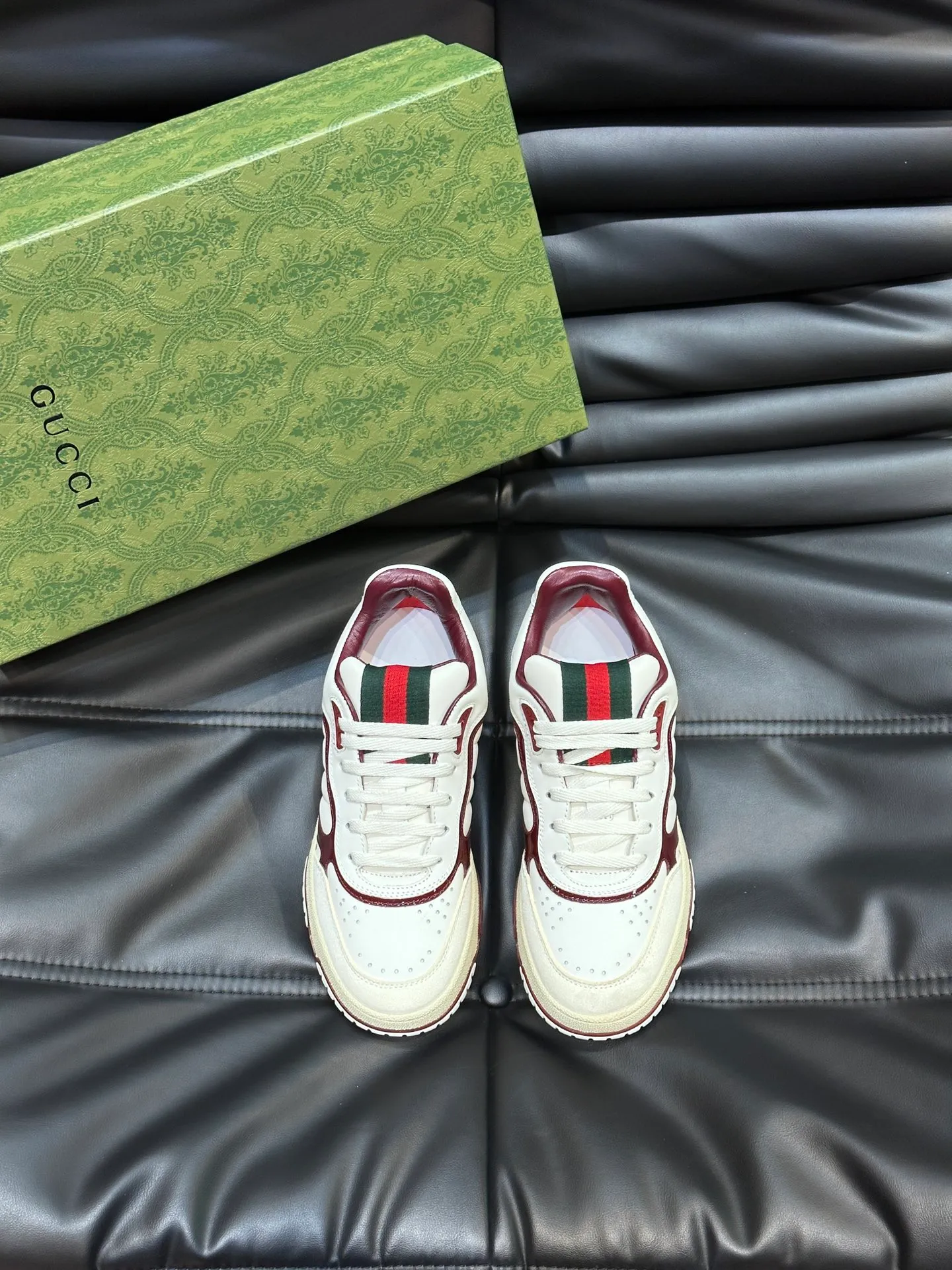 p480 Men's Men's Shoes Gucc*Gucci Re-Web series👫Couple's webbed leather sneakers, as the first sneakers created by Sabato De Sarno for Gucci, the Re-Web series reinterprets the brand's classic stripes, and sets off the modern silhouette design with bold and unique details. This shoe is crafted from iconic classic GG canvas and white leather. This new sneaker is ingeniously decorated with many of the brand's classic details, and is equipped with a bright red and green webbing tongue, which will make people fall in love at first sight. Yuan Size: Female 35-40 Male 39-44 (can be customized to 45, 46
